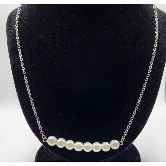 Faux Pearl Silvertone Metal Alloy Necklace 22 in - Picture 1 of 3
